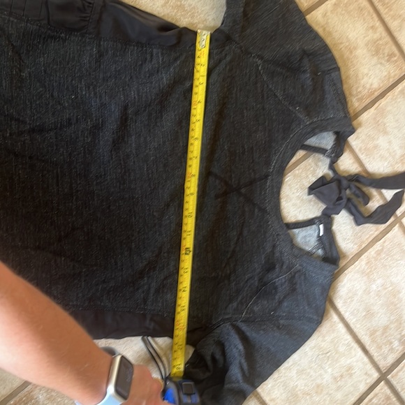 Lululemon sweater with tie key hole back - Picture 7 of 8